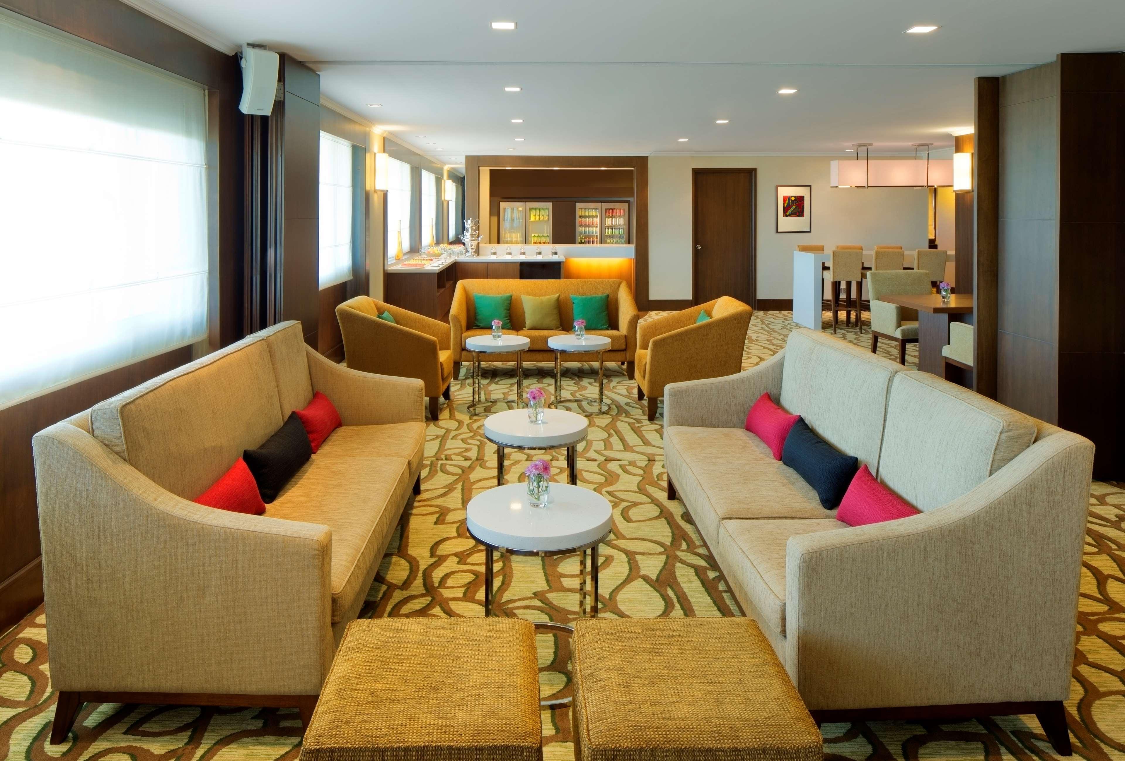 Radisson Hotel Brunei Darussalam Бандар-Сери-Бегаван Интерьер фото