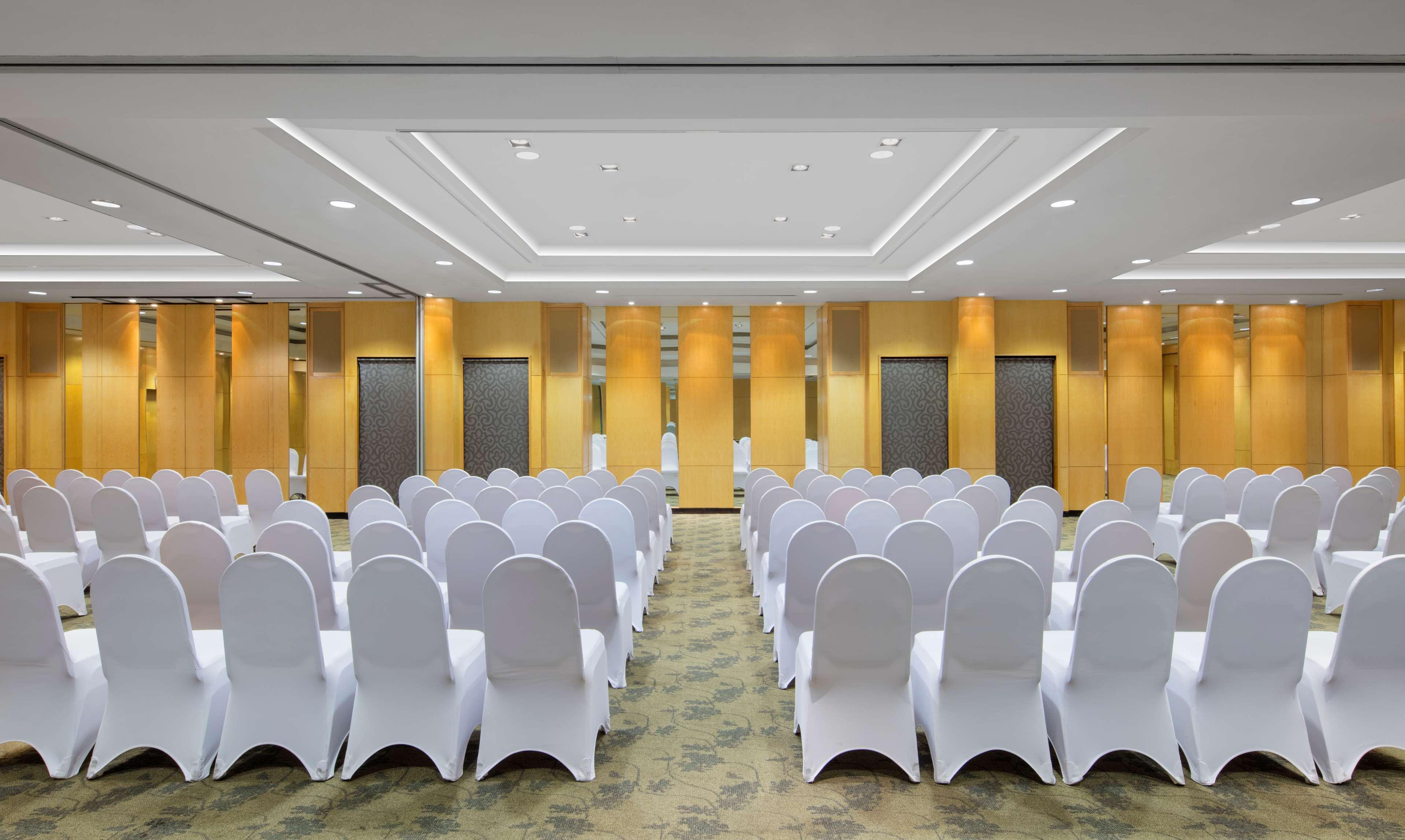 Radisson Hotel Brunei Darussalam Бандар-Сери-Бегаван Экстерьер фото