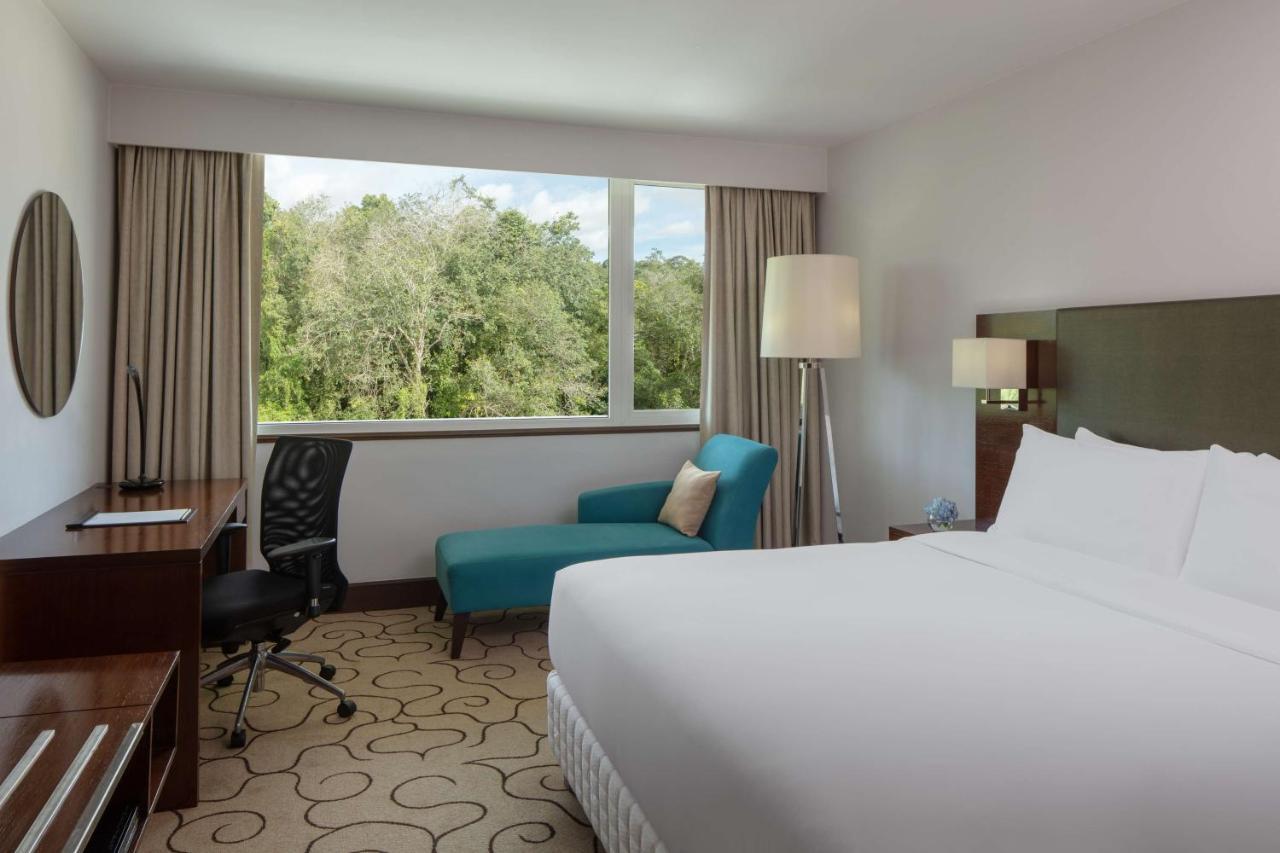 Radisson Hotel Brunei Darussalam Бандар-Сери-Бегаван Экстерьер фото