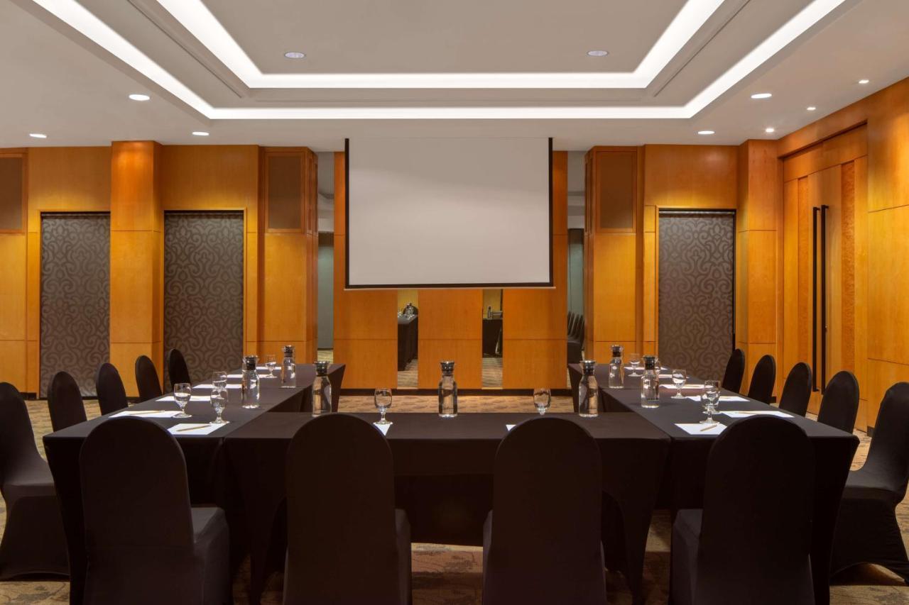 Radisson Hotel Brunei Darussalam Бандар-Сери-Бегаван Экстерьер фото