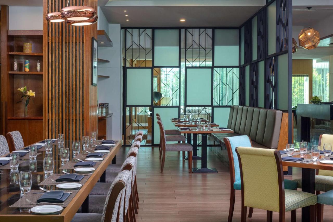 Radisson Hotel Brunei Darussalam Бандар-Сери-Бегаван Экстерьер фото