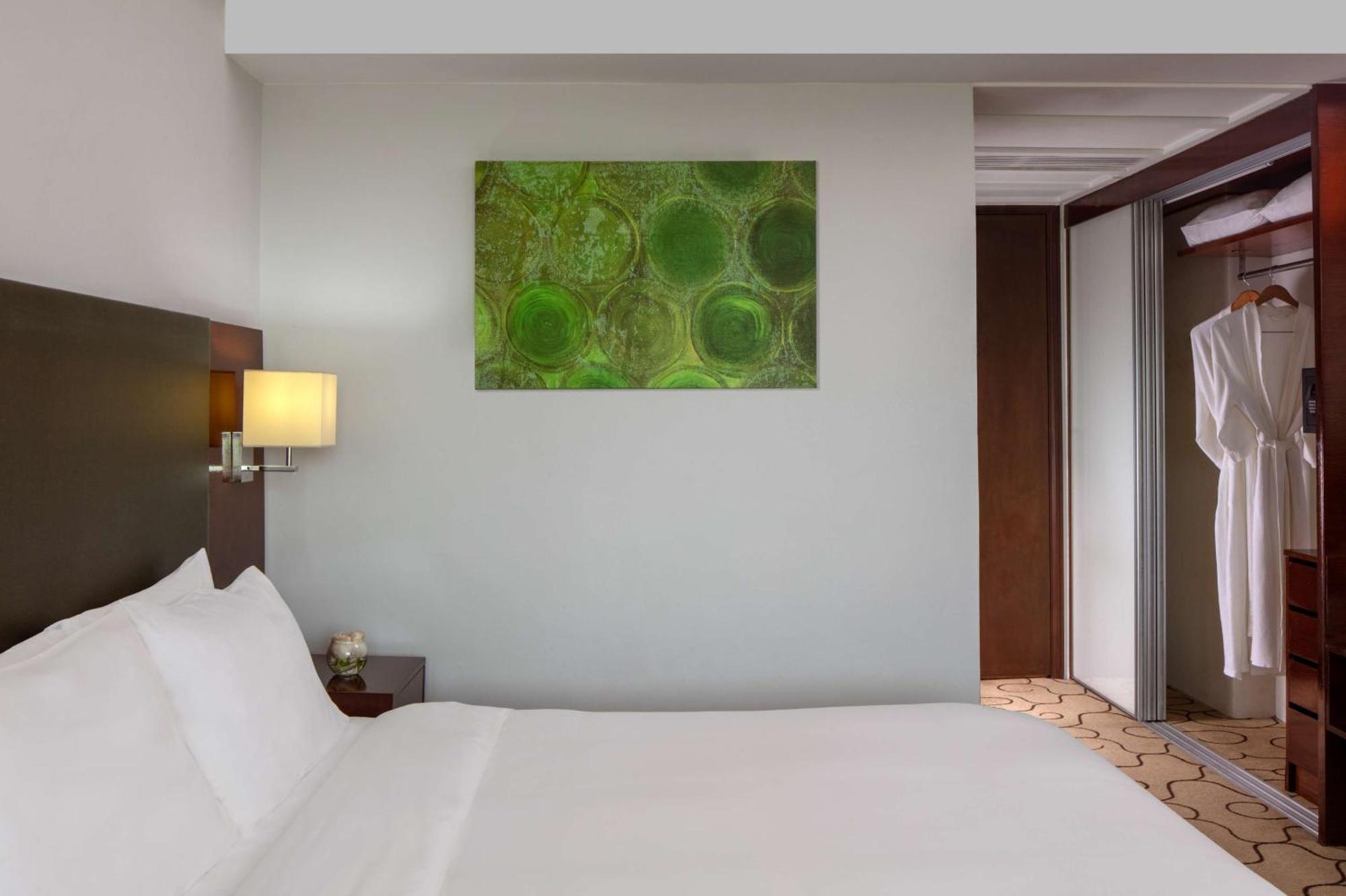 Radisson Hotel Brunei Darussalam Бандар-Сери-Бегаван Экстерьер фото