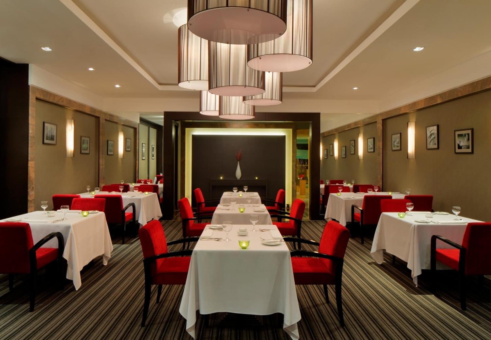 Radisson Hotel Brunei Darussalam Бандар-Сери-Бегаван Экстерьер фото
